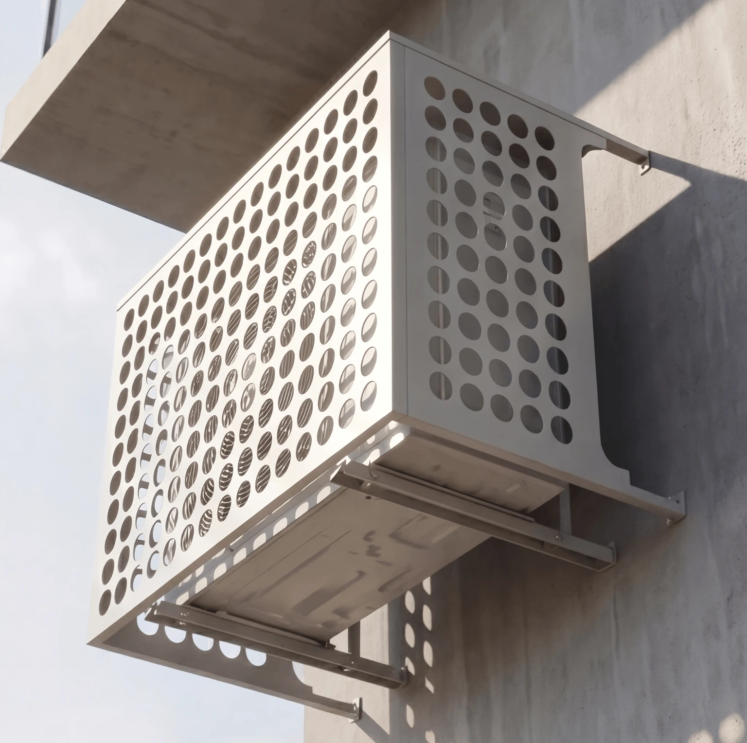 Cache climatiseur extérieur, fixation murale au motif Perfora, finition gris clair.