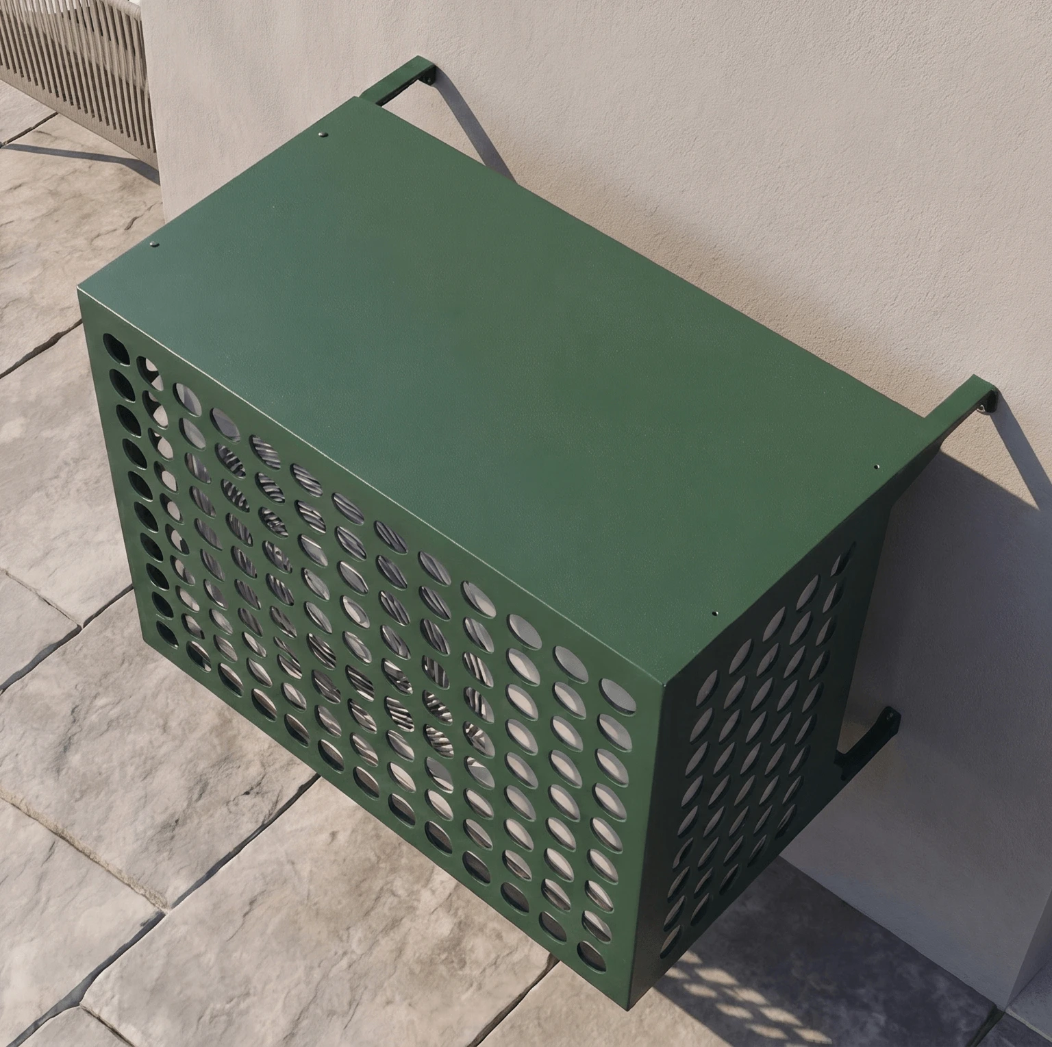 Cache climatiseur extérieur, fixation murale au motif Perfora, finition vert mousse.