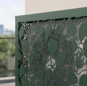 Tropik vue 2 Cache climatiseur extérieur, fixation murale au motif Tropik, finition vert mousse.