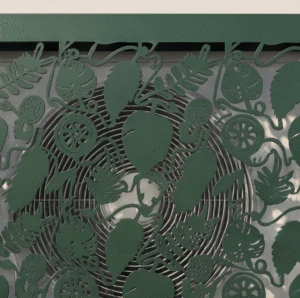 Tropik vue 4 Cache climatiseur extérieur, fixation murale au motif Tropik, finition vert mousse.