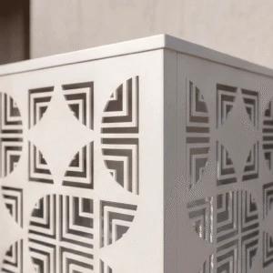 Cache climatiseur extérieur, fixation murale au motif Jali, finition blanc pur.