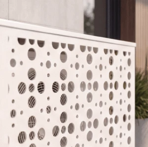orbia sol 3 Cache climatiseur extérieur, fixation murale au motif Orbia, finition blanc pur.