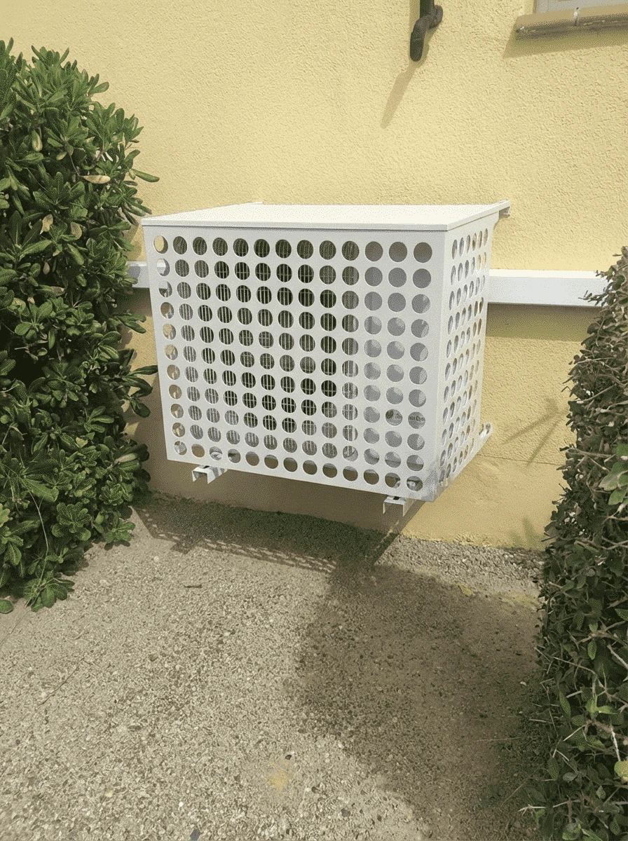 Cache climatiseur extérieur - fixation murale au motif Perfora, finition blanc pur.
